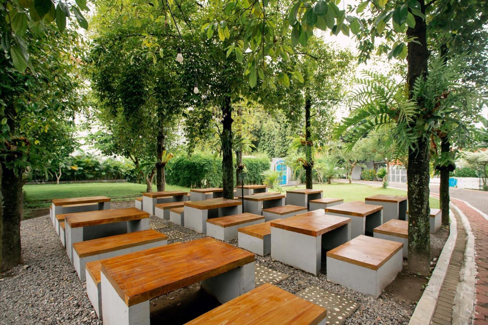 Lpp Garden Hotel Maguwo Exterior foto